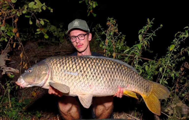 David drží kapra uloveného v noci na boilies Karma Baits chilli a kalamár